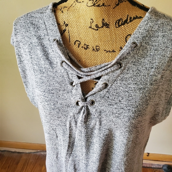 Maurices Gray V-Neck Graphic Print Back Short Sleeve Pullover Blouse Siz… - Picture 6 of 8